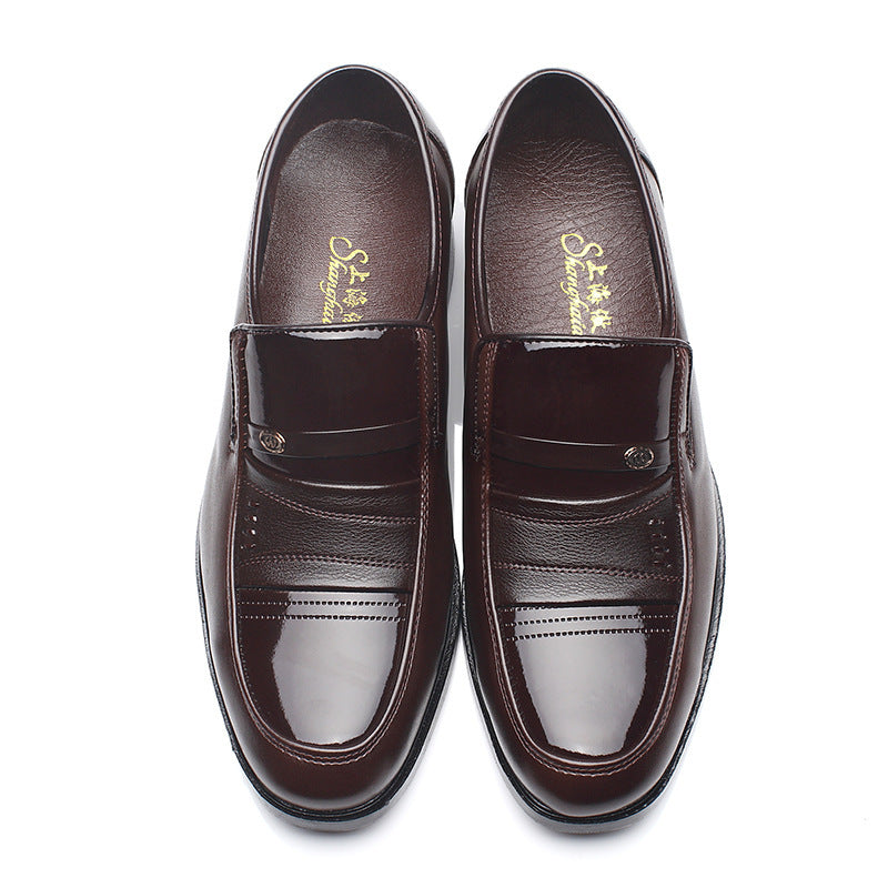 A pair of brown low-top men's casual leather shoes with a square toe style and artificial PU sole material.