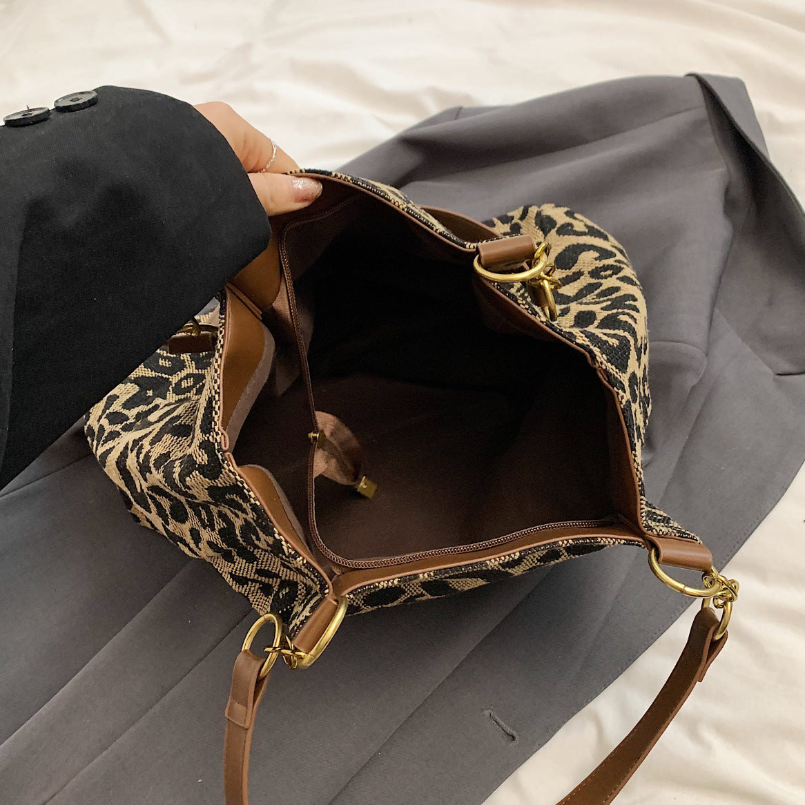 Women's Large Capacity Tote Bag – Brown Animal Print PU Bucket Shoulder Bag for Work & Travel